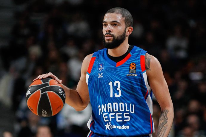 Archivo - Darius Thompson of Anadolu Efes Istanbul in action during Turkish Airlines Euroleague basketball match between Real Madrid and Anadolu Efes Istanbul at Wizink Center on January 5, 2024,  in Madrid, Spain.