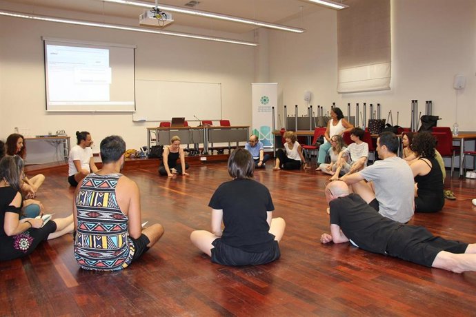 Alumnado en uno de los cursos de la Escuela de Teatro de la UNIA en Baeza