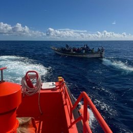 Archivo - Cayuco avistado en aguas de El Hierro