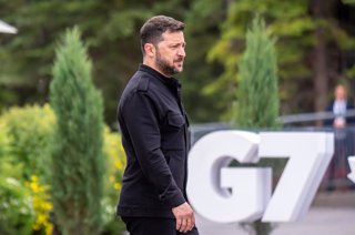 17 June 2025, Canada, Kananaskis: Ukrainian President Volodymyr Zelensky arrives for a family photo ahead of the working session with Outreach Partner Countries at the G7 Summit in Canada. The summit is taking place at the Pomeroy Kananaskis Mountain Lodg