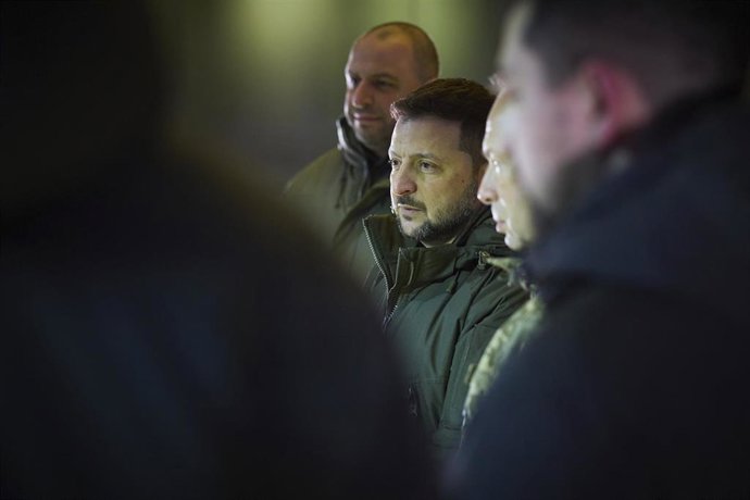 Archivo - El presidente de Ucrania, Volodimir Zelenski, con su exministro de Defensa, Rustem Umerov, en segundo plano 