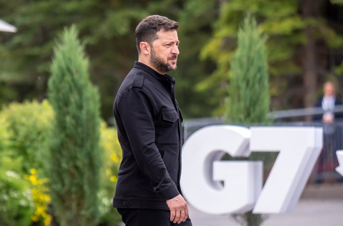 17 de junho de 2025, Canadá, Kananaskis: O presidente ucraniano Volodymyr Zelensky chega para uma foto de família antes da sessão de trabalho com os países parceiros na Cúpula do G7 no Canadá. A cúpula está sendo realizada no Pomeroy Kananaskis Mountain L