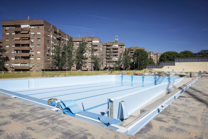 Archivo - Piscina de verano del CDM Peñuelas de Arganzuela