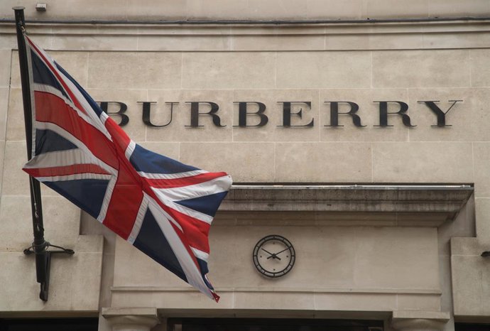 Archivo - FILED - 22 August 2018, England, London: A general view of the Burberry logo displayed on the facade of its store in New Bond Street. Photo: Yui Mok/PA Wire/dpa