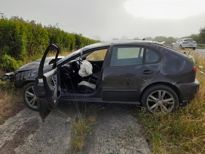Coche accidentado en la A-6 en Aranga (A Coruña).
