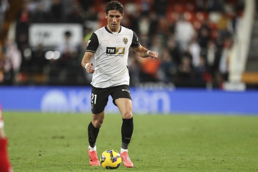 Archivo - El lateral izquierdo español Jesús Vázquez, del Valencia CF, en el partido de LaLiga EA Sports 2024-25 ante el Rayo Vallecano en Mestalla.
