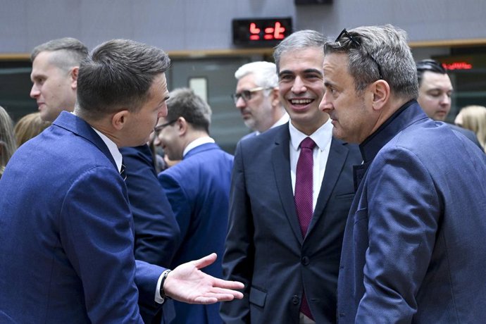 O Secretário de Estado da UE, Fernando Sampedro, conversa com os ministros do setor da Polônia, Adam Szlapka (à esquerda), e de Luxemburgo, Xavier Bettel, no início do Conselho de Assuntos Gerais da UE em Bruxelas.