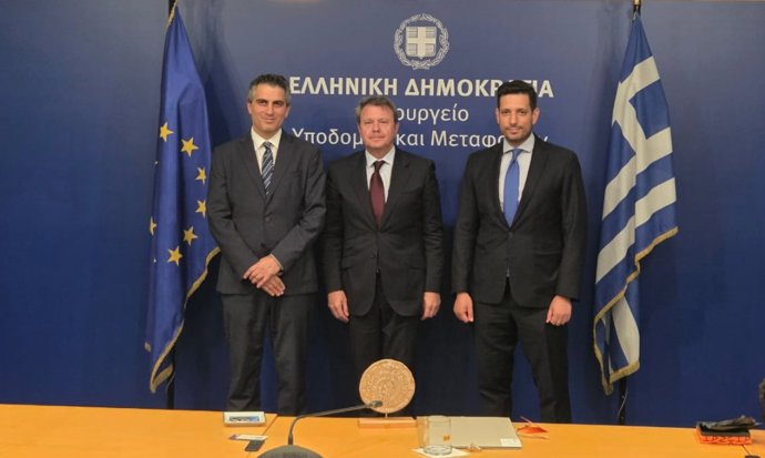De izquierda a derecha, el ministro de Infraestructuras y Transporte de Grecia (Christos Dimas), el secretario de Estado (José Antonio Santano) y el ministro alterno de Infraestructuras y Transporte de Grecia (Konstantinos Kyranakis)