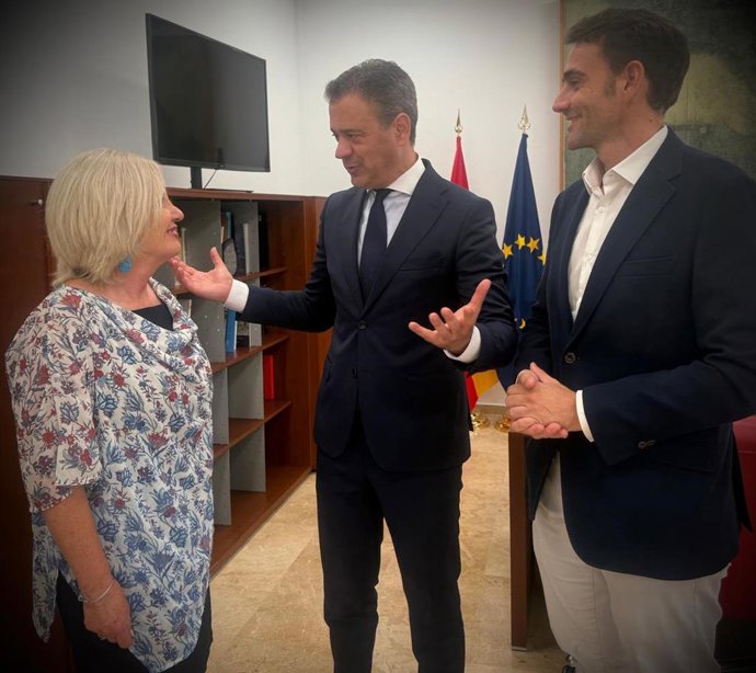 El consejero de Presidencia, Portavocía, Acción Exterior y Emergencias, Marcos Ortuño, junto al director general de Acción Exterior y Cooperación, Juan José Almela, y la presidenta de la Casa de la Región de Murcia en Estocolmo, María Cruz Sánchez Vera