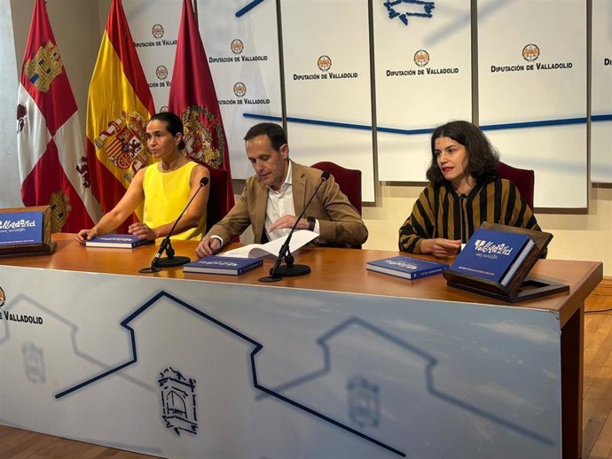 El presidente de la Diputación, Conrado Íscar, y las autoras Laura Asensio y Miriam Chacón