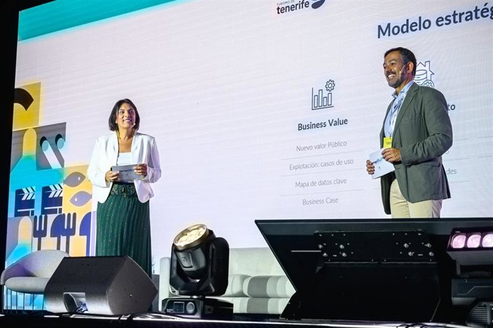 La consejera delegada de Turismo de Tenerife, Dimple Melwani, y el vicepresidente y consejero de Turismo del Cabildo, Lope Afonso, en un evento de Turespaña
