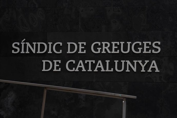 Archivo - Entrada de la sede de la sindicatura de Greuges.