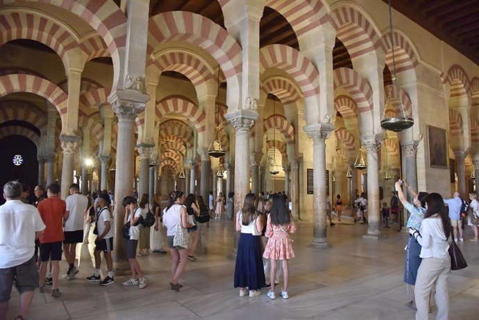 Archivo - Turistas en el interior de la Mezquita-Catedral de Córdoba.