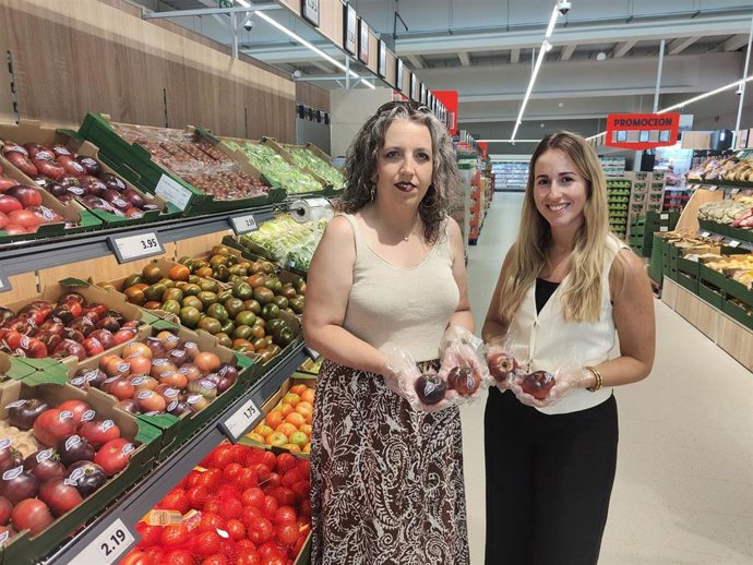 La alcaldesa de Nigüelas, María Olga Gómez, a la izquierda en la imagen junto a la directora regional de Lidl en Andalucía (zona Granada, Almería, Córdoba y Jaén), Marta Ramírez