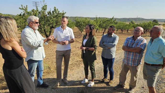 La consejera de Agua, Agricultura, Ganadería y Pesca, Sara Rubira, en una finca de almendros de Caravaca de la Cruz con cultivos afectados por la sequía