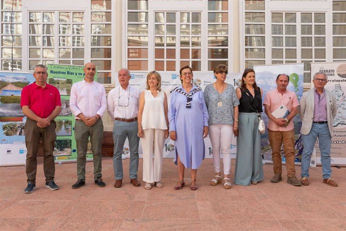 Armisén con los responsables de los cuatro grupos de acción local con los que ha firmado los acuerdos de colaboración.