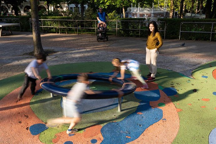 Archivo - Niños juegan en un parque infantil 