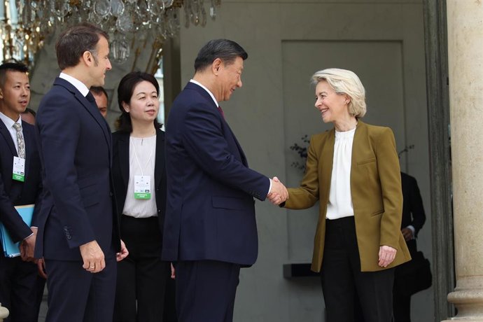 Archivo - El presidente de China, Xi Jinping, saluda a la presidenta de la Comisión Europea, Ursula von der Leyen, en el marco de un encuentro en París, el pasado año.