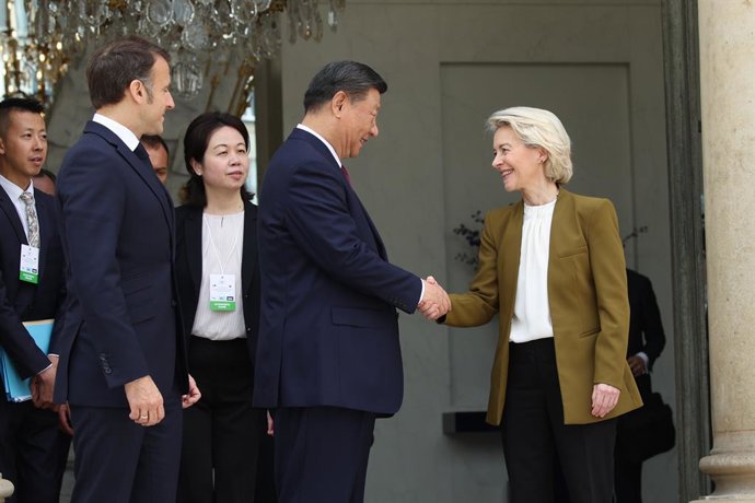 Archivo - HANDOUT - 06 de maio de 2024, França, Paris: O presidente francês Emmanuel Macron (esq.), a presidente da Comissão Europeia, Ursula von der Leyen (dir.), e o presidente da China, Xi Jinping (c.), saem após participarem de uma reunião no palácio 