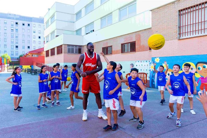 Usman Garuba, embajador de Kellogg's, durante un campus con niños