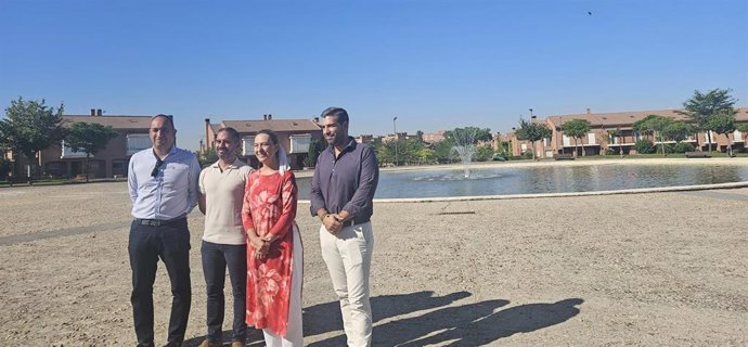 La alcaldesa, Ana Guarinos, y el concejal de Infraestructuras, Santiago López, visitan el fin de obra y la puesta en funcionamiento de la fuente ornamental del parque de las Lomas.