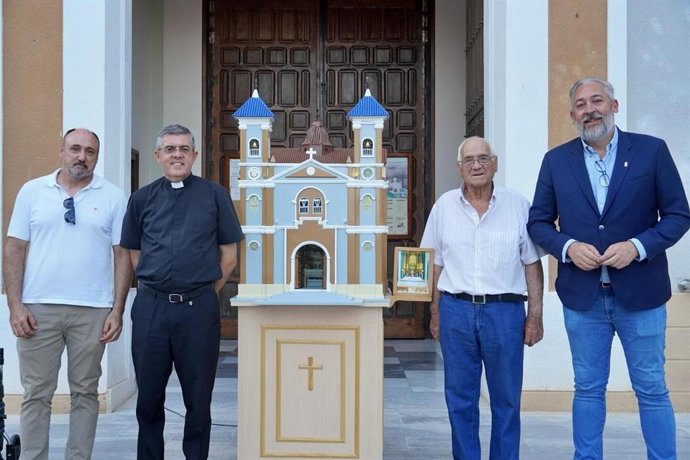 El alcalde de Santomera, Víctor Martínez, ha visitado el inicio de los trabajos y presentado el proyecto junto al vicario parroquial, Antonio Ballester, y los concejales María José Gil, Patricia García y Ricardo Giner