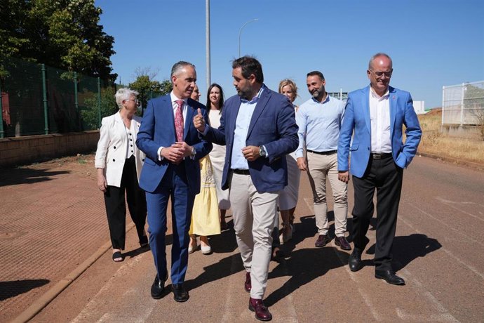 El presidente del Partido Popular, de Castilla-La Mancha, Paco Núñez, durante un encuentro informativo en Puertollano (Ciudad Real).