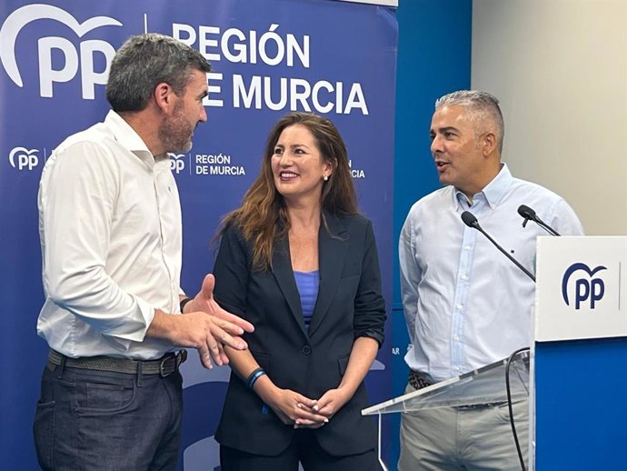 La eurodiputada del Partido Popular Maravillas Abadía junto al senador Antonio Luengo y el diputado regional Jesús Cano