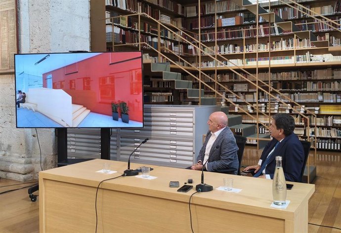 El alcalde de Valladolid, Jesús Julio Carnero, (i) y el consejero de Economía y Hacienda y portavoz de la Junta, Carlos Fernández Carriedo, (d) durante la presentación del Centro de Vida Activa Zona Centro.