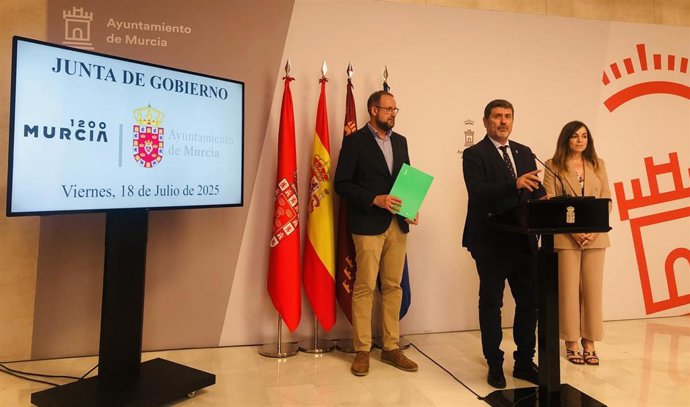 El edil Fulgencio Perona, junto a los concejales José Guillén y Rebeca Pérez en rueda de prensa para informar de los acuerdos adoptados en la Junta de Gobierno del Ayuntamiento de Murcia