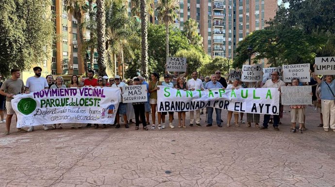 El portavoz municipal socialista, Daniel Pérez,  junto con vecinos de Santa Paula