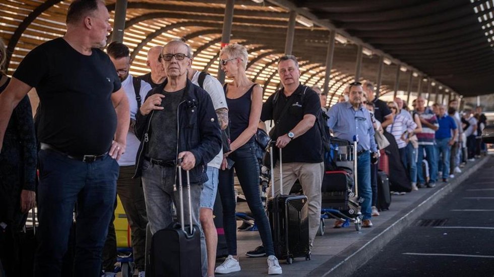 Archivo - Colas de viajeros en el aeropuerto Tenerife Sur