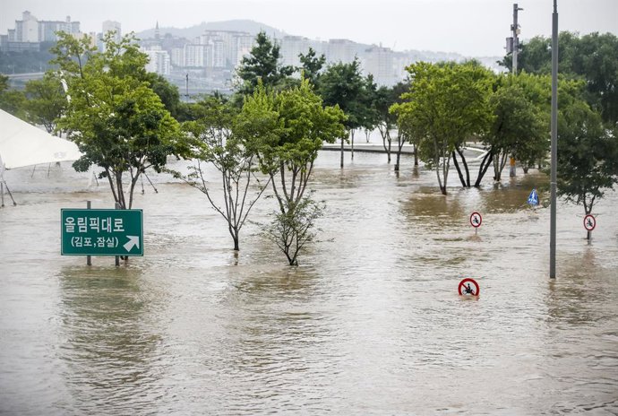 Archivo - SEOUL, July 16, 2023  -- This photo taken on July 16, 2023 shows the flooded Banpo Hangang Park in Seoul, South Korea. The Death toll from the torrential rains over the past week in South Korea rose to 33, while 10 others were missing, relevant 