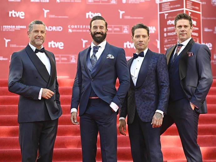 Los integrantes del cuarteto musical Il Divo posan en la alfombra roja de la II edición de los Premios Academia de la Moda Española