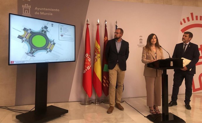 Rebeca Pérez, vicealcaldesa y concejal de Fomento y Patrimonio, explica las obras de la nueva glorieta del Polígono Industrial Oeste, acompañada de los ediles José Guillén y Fulgencio Perona