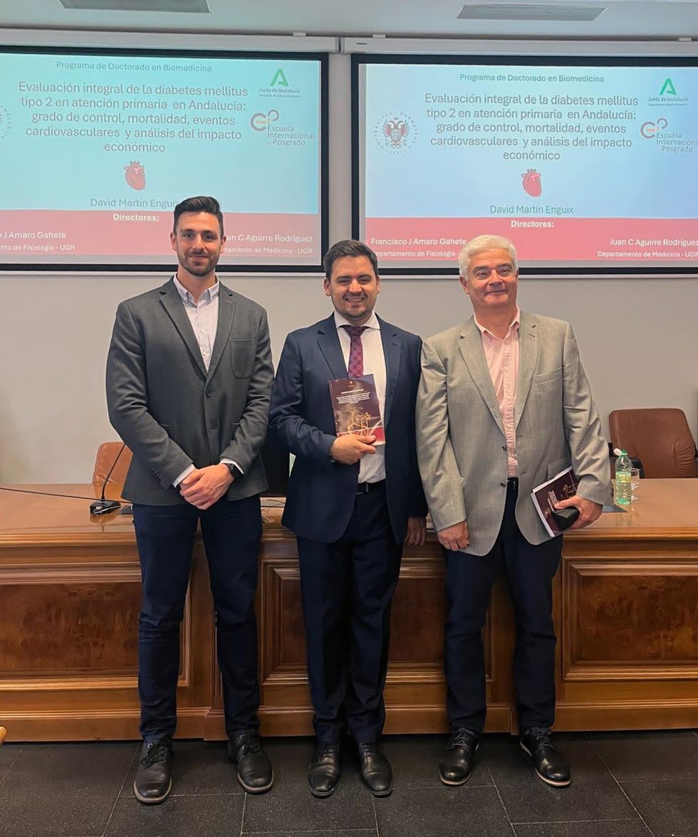 David Martín Enguix durante la presentación de la tesis doctoral, flanqueado por los otros dos coautores principales del estudio, Francisco J. Amaro Gahete, a la izquierda de la imagen, y Juan Carlos Aguilar