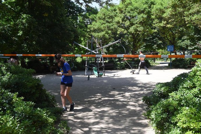 Archivo - Una cinta anuncia zona restringida tras cerrar el parque de El Retiro y cancelarse la primera jornada de la 84ª Feria del Libro de Madrid por viento y calor, en el parque del Retiro, a 30 de mayo de 2025, en Madrid (España). El Retiro y otros oc