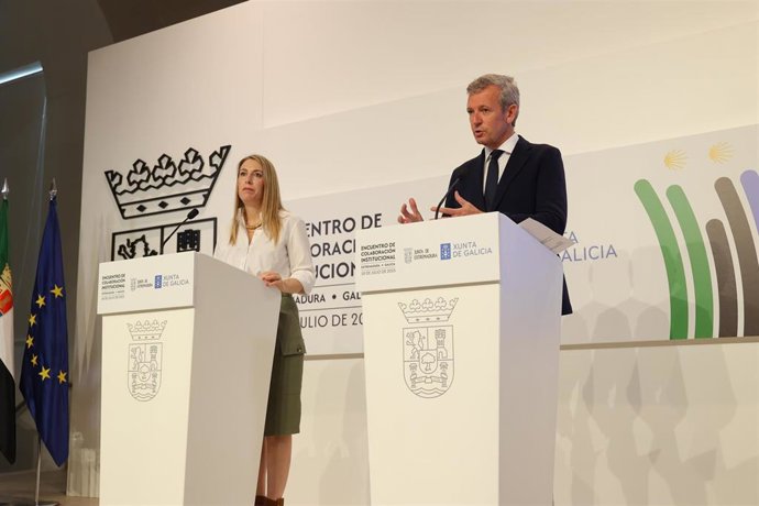 La presidenta de la Junta de Extremadura, María Guardiola, y el presidente de la Xunta de Galicia, Alfonso Rueda, en rueda de prensa en Mérida