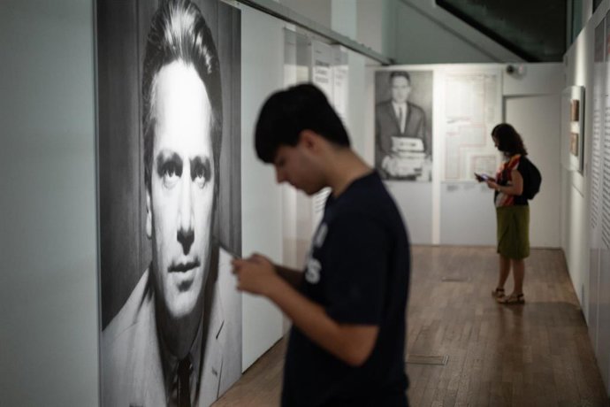 Archivo - Varias personas durante la inauguración de la exposición 'Jorge Semprún. El largo viaje', en la Biblioteca Nacional, a 3 de junio de 2025, en Madrid (España). 