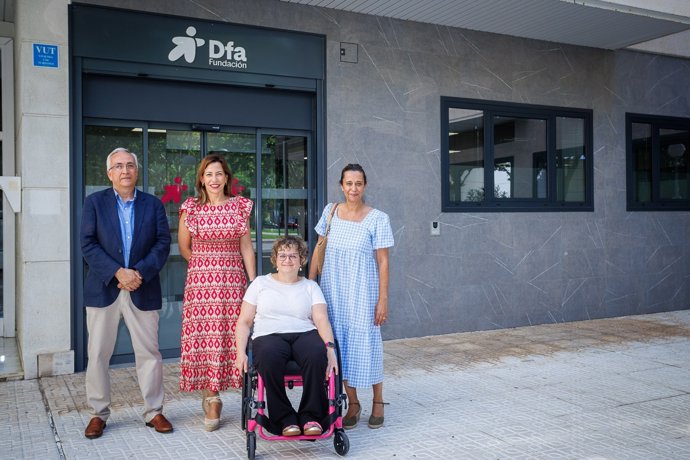 La alcaldesa Natalia Chueca en su visita a la Fundación Dfa.