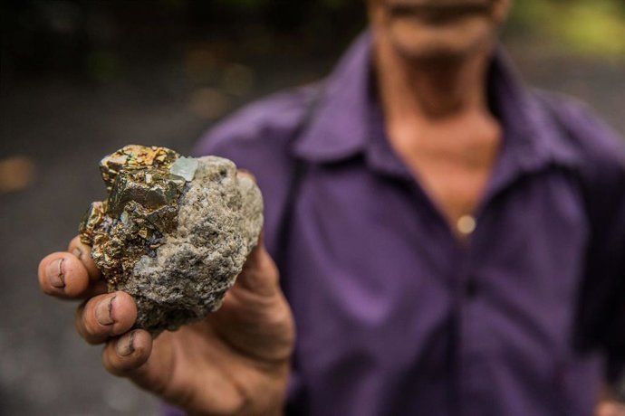 Archivo - Un minero muestra una roca excavada en Colombia (archivo)