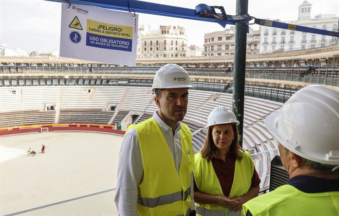 El presidente de la Diputación, Vicent Mompó, supervisa las obras de la Plaza de Toros