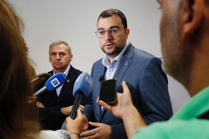 El Presidente Del Principado De Asturias, Adrián Barbón, Atiende A Los Medios En Parres.