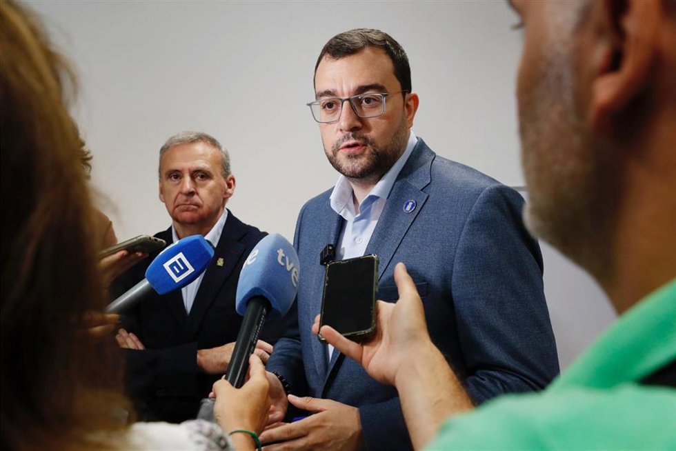 El Presidente Del Principado De Asturias, Adrián Barbón, Atiende A Los Medios En Parres.