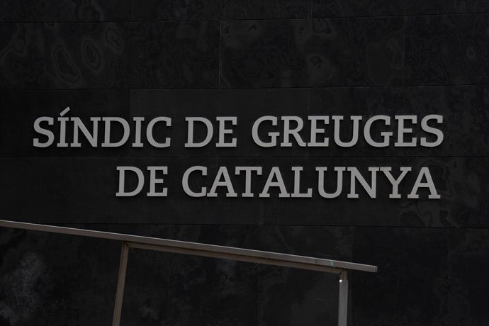 Archivo - Entrada de la seu del Síndic de Greuges