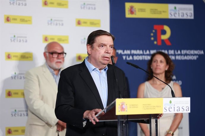 El ministro de Agricultura, Pesca y Alimentación, Luis Planas, este viernes en la localidad de Los Palacios y Villafranca (Sevilla)