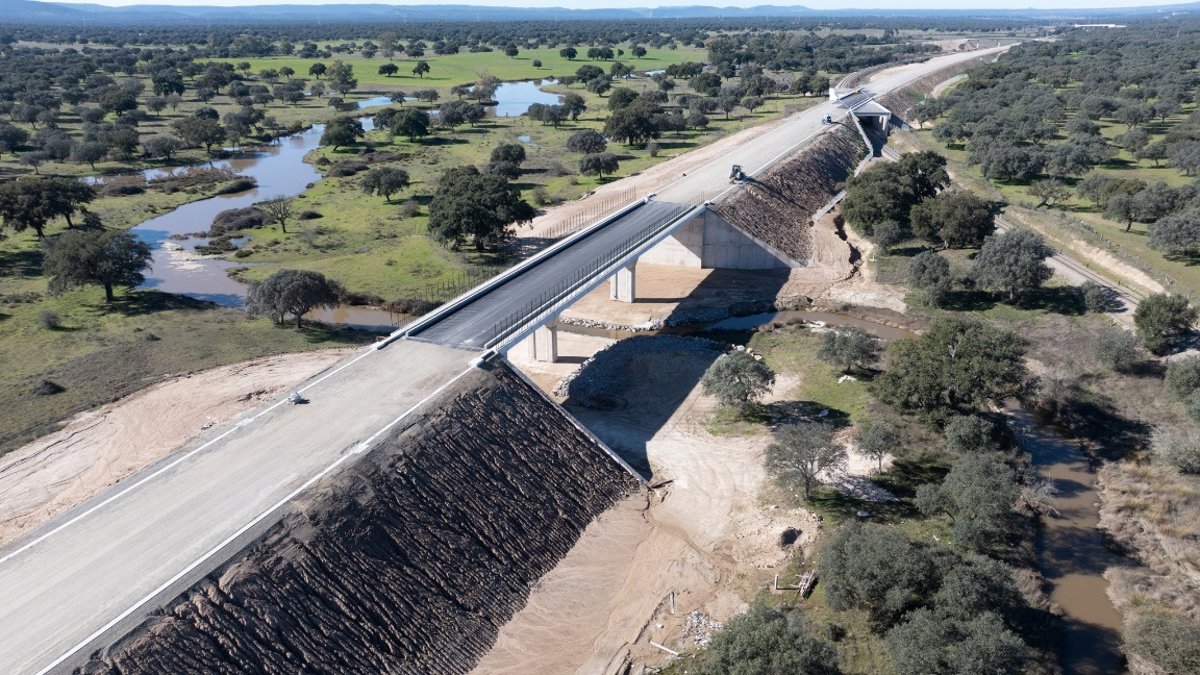 Transportes licita por 6 millones el sistema que controlará la electrificación del tramo Talayuela-Plasencia del AVE