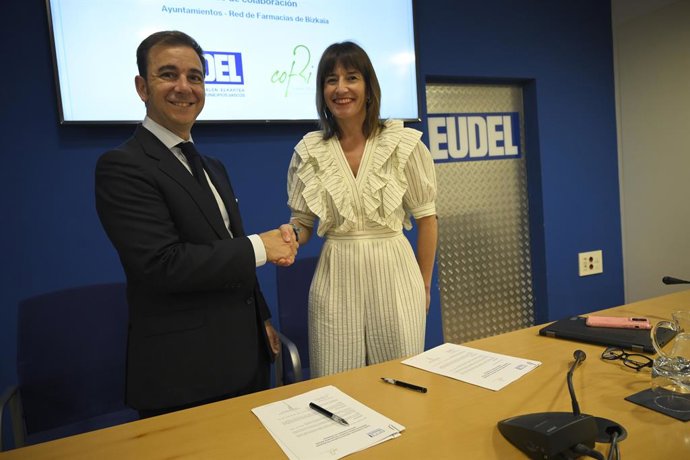 Juan Uriarte Bizkaiko Farmazialarien Elkargo Ofizialeko presidentea eta Esther Apraiz Eudeleko elkarteburua