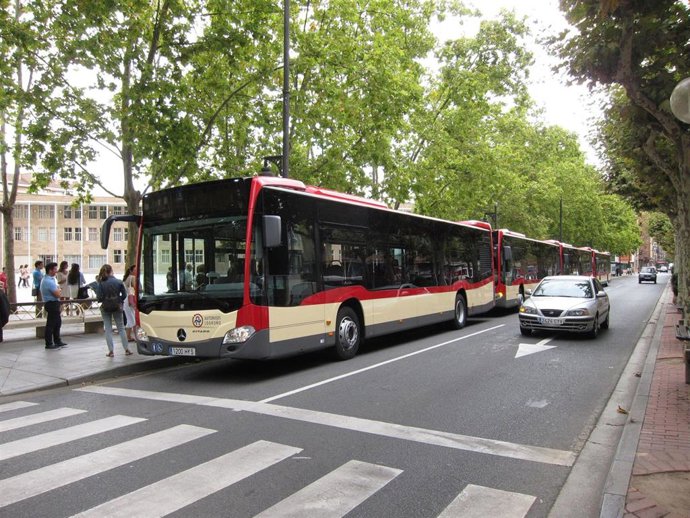 Archivo - Buses urbanos en Logroño