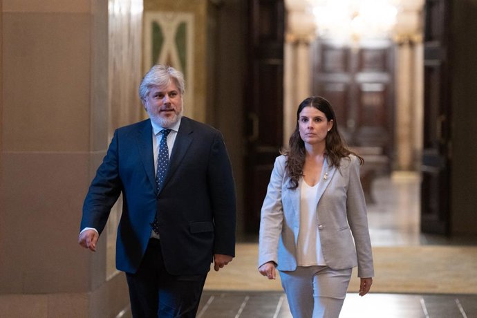 Archivo - El president de Junts al Parlament, Albert Batet, i la portaveu parlamentària del partit, Mònica Sales